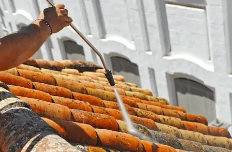 Démoussage de toiture à Bonrepos sur Aussonnelle